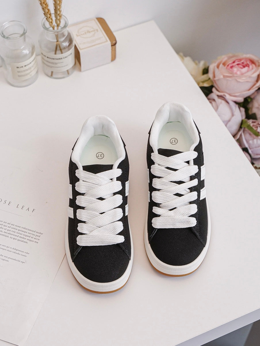 Viral Black Sneaker