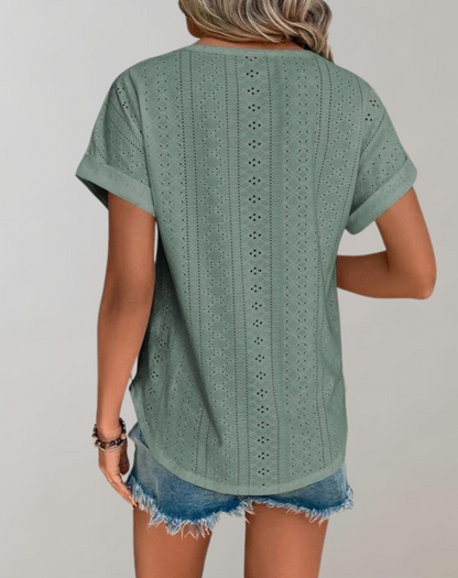 Lara | Lässige Sommerbluse mit Ösenstickerei | Elegantes Top mit Ösenstickerei